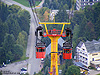 Kreuzung zweier Wagen der ältesten Seilbahn Deutschlands an einer Stütze