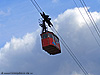 Ein Wagen der Oberwiesenthaler Schwebebahn fährt gen Berg