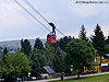 Ein Wagen der Oberwiesenthaler Schwebebahn hat soeben die Talstation verlassen