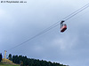 Eine Kabine der Oberwiesenthaler Schwebebahn fährt gen Berg