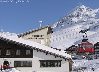 Trittkopf-Seilbahn (Zürs, Österreich), ein Wagen fährt in die Talstation ein