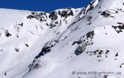 Bergstation der Trittkopfbahn, im Felshang kaum zu sehen und fahrender Wagen links unten