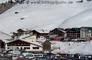 Talstation der Trittkopf-Pendelbahn in Zürs, Seitenanblick auf die Seilbahn