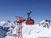 Ein Wagen der Trittkopfbahn bei Stütze 2, im Hintergrund die Rüfispitze