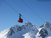 Elegant und dynamisch, Fahrt der Trittkopf-Seilbahn vor Gipfelkulisse