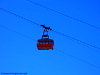 Vor blauem Himmel, die rote Kabine der Trittkopf-Pendelbahn, Trittkopfbahn, Seilbahn Zürs Arlberg