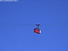 Frei schwebend, Wagen der Trittkopfbahn vor blauem Himmel