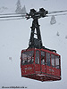 Durch dichtes Schneetreiben kämpft sich ein Wagen der Trittkopfbahn